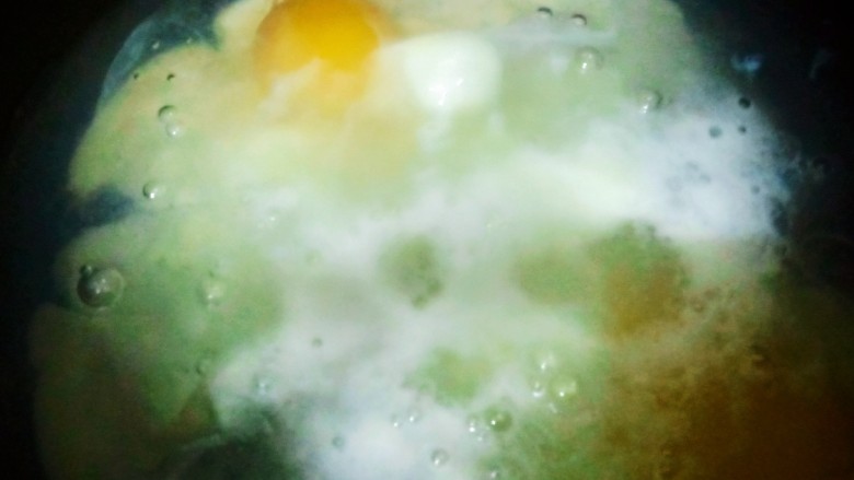 青菜鸡蛋面,锅中烧水，做一个荷包蛋。