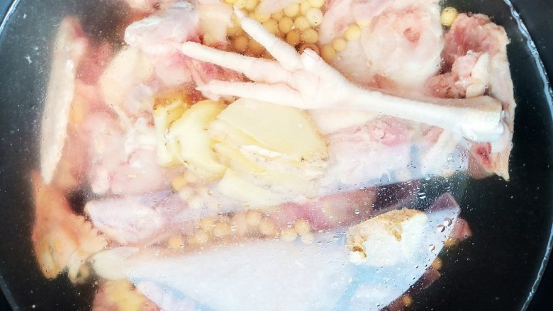 蘑菇鸡肉浓汤,将准备好的食材放入电炖锅，加适量清水和食盐开始炖煮。