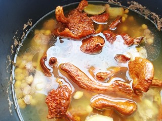 蘑菇鸡肉浓汤,将清洗好的蘑菇放入炖好的土鸡汤中，再炖一会儿。