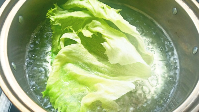 蔬菜卷,烧水将菜叶下水烫一下，捞出备用