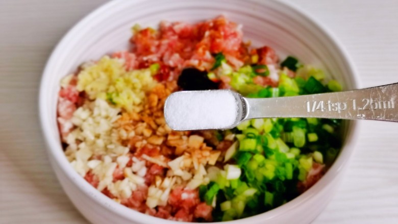 蔬菜卷,按个人口味加入盐。