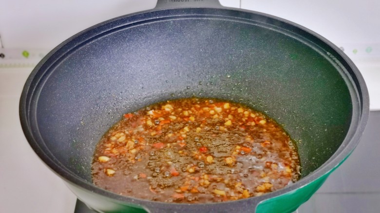 蔬菜卷,起油锅加入蒜末，辣椒碎煸炒，倒入蒸白玉卷的汤汁，烧至浓稠即可。