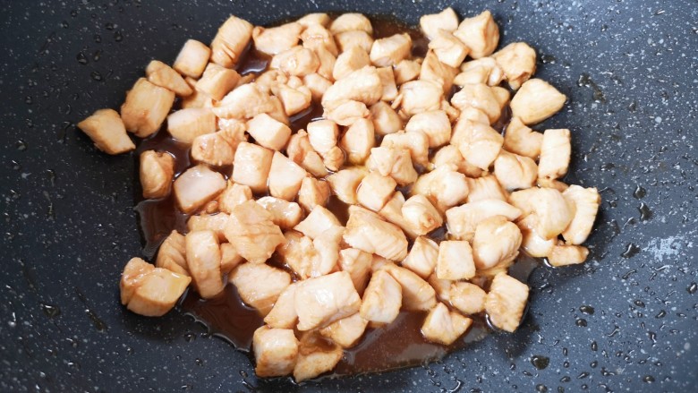 杏鲍菇炒鸡丁,炒锅内倒适量的食用油烧热，下入鸡胸肉翻炒至变色，盛出备用。