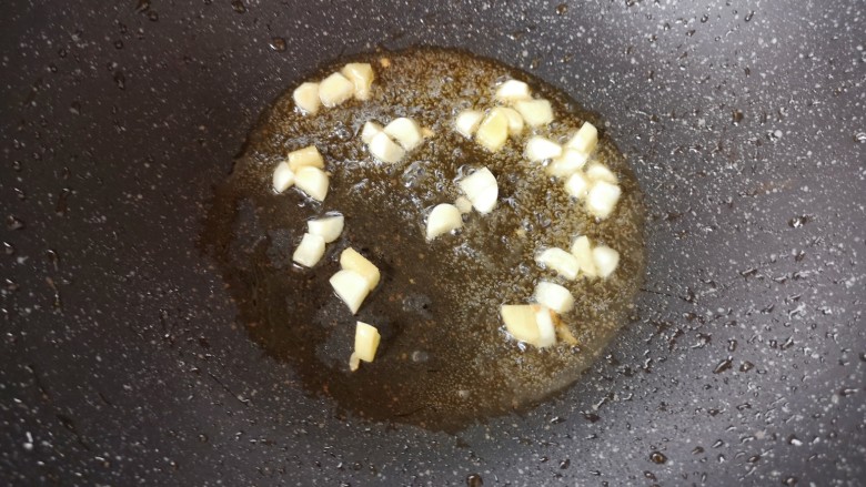 杏鲍菇炒鸡丁,锅里继续倒油烧热，下入姜蒜炝香。