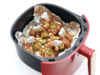 风味花式烤鸡根,炸锅提前预热，炸篮铺上锡纸，把腌制好的鸡翅根平铺在上面。