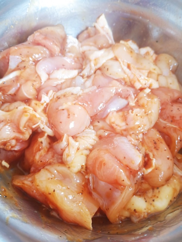 杏鲍菇炒鸡丁,抓拌均匀，腌制半小时左右。