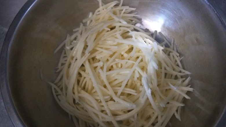 山西小吃炒不烂子,土豆去皮洗干净擦丝。
