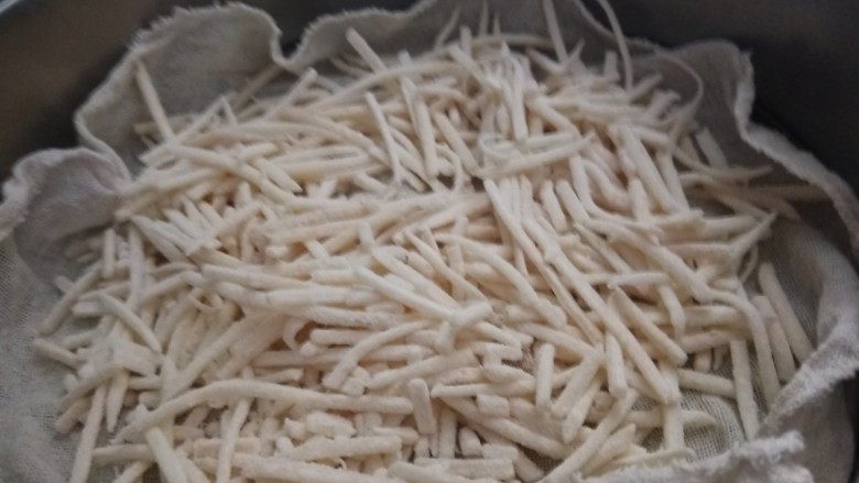 山西小吃炒不烂子,干屉布铺在蒸屉，土豆丝要沾均匀面粉在放入蒸屉蒸15分钟。