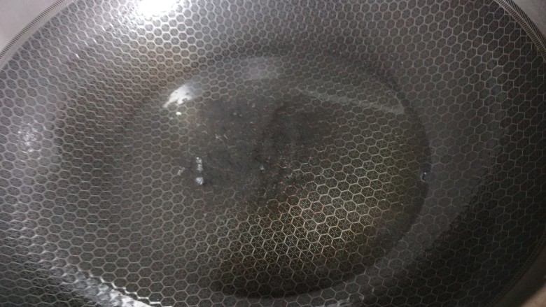 山西小吃炒不烂子,锅中倒入适量油烧热。