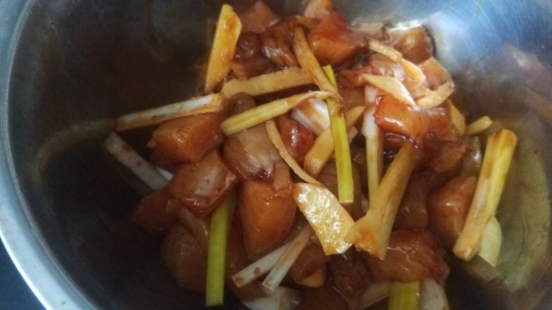杏鲍菇炒鸡丁，,加入葱丝，白糖，盐，抓均匀淹制30分钟。