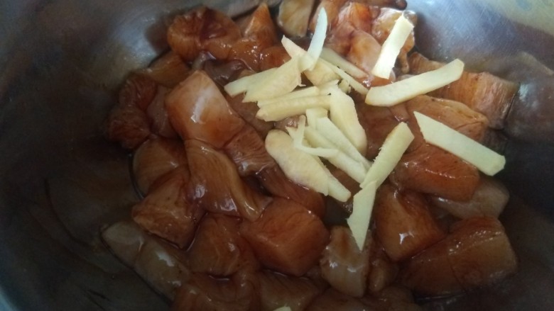杏鲍菇炒鸡丁，,加入姜丝。