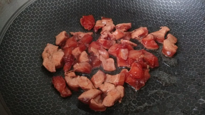杏鲍菇炒鸡丁，,在加入适量油烧热倒入鸡丁炒散。