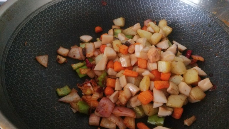 杏鲍菇炒鸡丁，,在倒入胡萝卜，土豆，杏鲍菇。