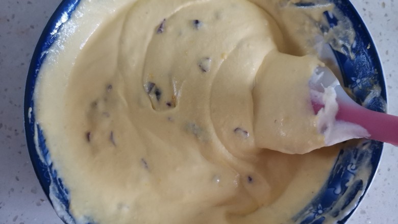 蔓越莓冰激凌,翻拌均匀，翻拌好的冰淇淋糊是非常细腻光滑的