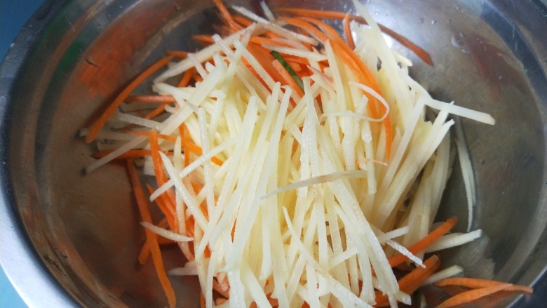 蔬菜卷,土豆胡萝卜放入盆中洗去淀粉。