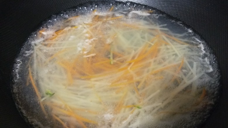 蔬菜卷,加入适量白醋捞出来过凉。