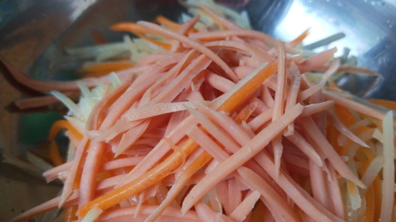 蔬菜卷,加入火腿丝。