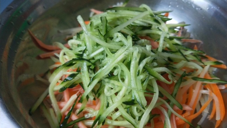 蔬菜卷,加入黄瓜丝。