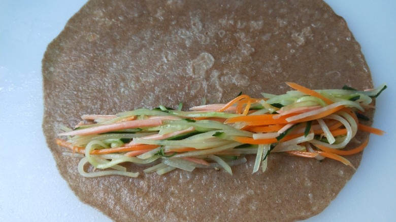 蔬菜卷,把调好的菜丝放在饼皮上。