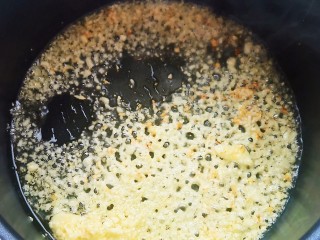 蒜泥茄子,锅中烧油，加入蒜泥爆香。