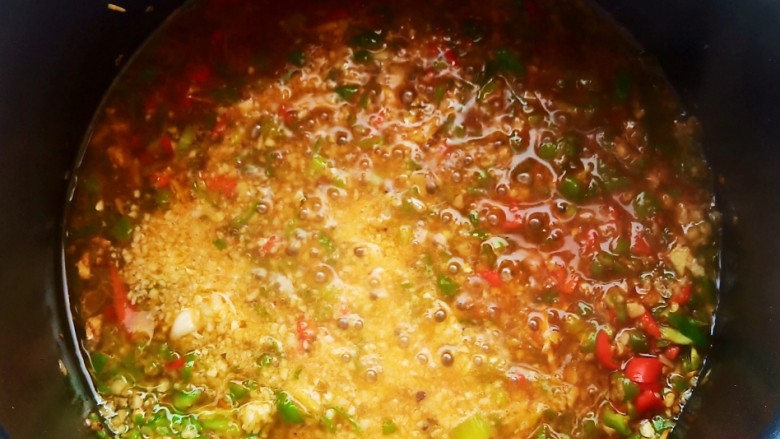 蒜泥茄子,加入少许清水炖煮一下，然后均匀的淋在茄子上。