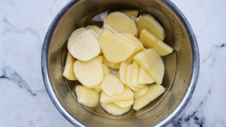 蚝油土豆片,切好的土豆泡水洗净。