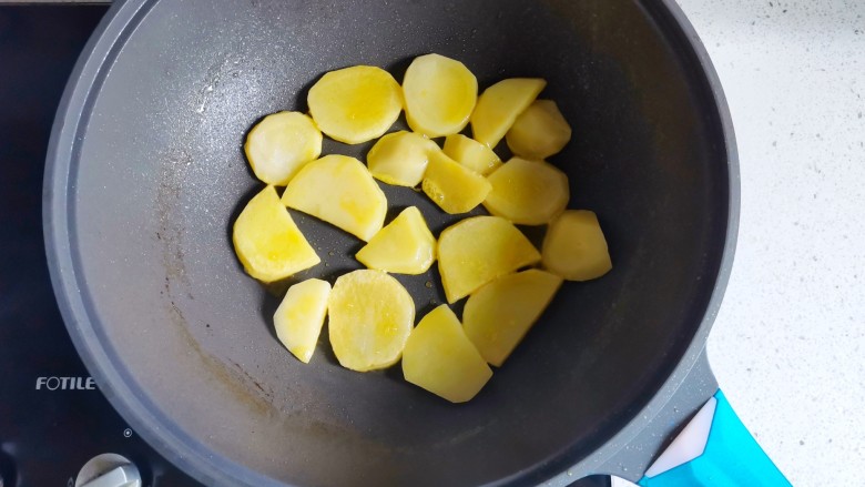 蚝油土豆片,另起锅热油，放入土豆，