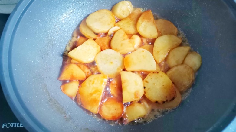 蚝油土豆片,2勺水小火煮开。
