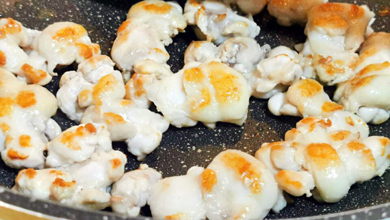 蘑菇鸡肉浓汤,煎至鸡皮出油，表面呈金黄色