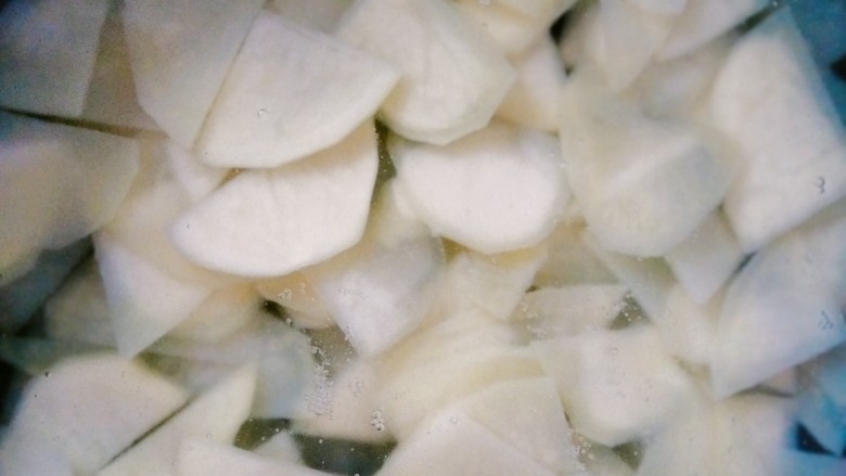 蚝油土豆片,锅中烧开水，放入浸泡好的土豆，焯水3分钟，捞出放入凉水中！