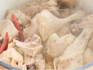 不加一滴水的「香辣啤酒鸭」，是我心中鸭鸭的zui好吃的做法了！,放入鸭肉炒出香味。