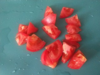 青菜鸡蛋面,番茄洗干净切成小块。