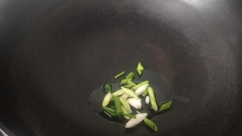 青菜鸡蛋面,锅中倒入适量油烧热放葱花炒香。