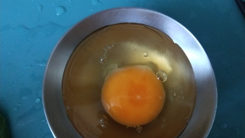 青菜鸡蛋面,打入一个鸡蛋。