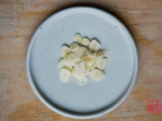 清香解暑的蒜香马兰头,3、切成蒜片。