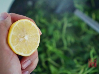 清香解暑的蒜香马兰头,9、奶油慢慢融化后，加入少量柠檬汁。