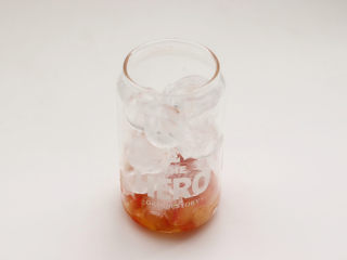 高颜值樱桃气泡冰饮,这个时候倒入适量的冰块。