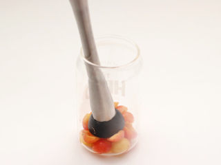 高颜值樱桃气泡冰饮,趁着渣汁的时候，把黄樱桃放入杯子底部，用工具碾压出汁。