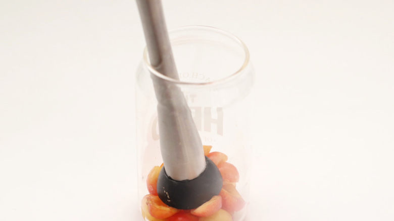 高颜值樱桃气泡冰饮,趁着渣汁的时候，把黄樱桃放入杯子底部，用工具碾压出汁。