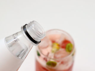 高颜值樱桃气泡冰饮,上面倒入喜欢的气泡苏打水，最后上面略修饰一下即可。