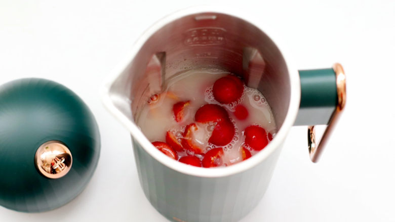 高颜值樱桃气泡冰饮,记住食材不要超过水位线。