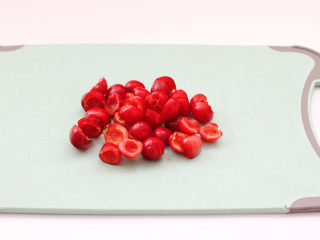 高颜值樱桃气泡冰饮,先把红色樱桃洗净去蒂切开去核。