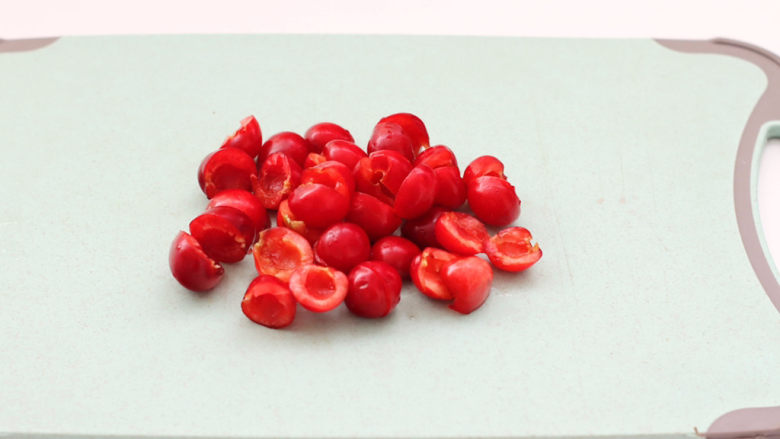 高颜值樱桃气泡冰饮,先把红色樱桃洗净去蒂切开去核。