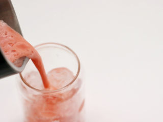 高颜值樱桃气泡冰饮,把榨好的红樱桃汁倒入杯中，7分满就可以。