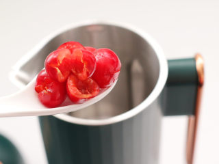 高颜值樱桃气泡冰饮,先把红樱桃放入新思特迷你破壁豆浆机里。