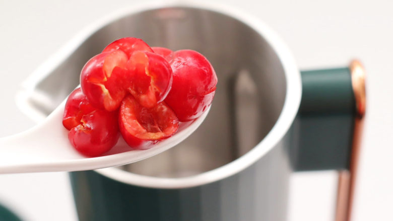 高颜值樱桃气泡冰饮,先把红樱桃放入新思特迷你破壁豆浆机里。