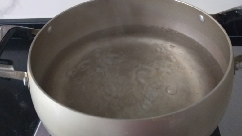 青菜鸡蛋面,锅中烧水将水煮沸腾
