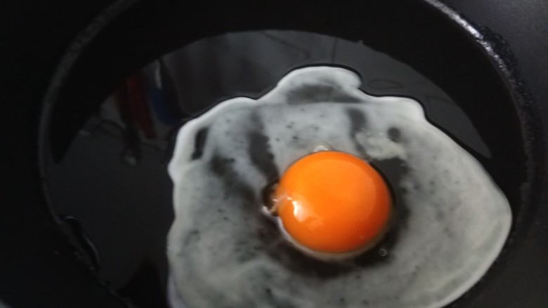 青菜鸡蛋面,锅中烧油，油热打一个鸡蛋到锅中