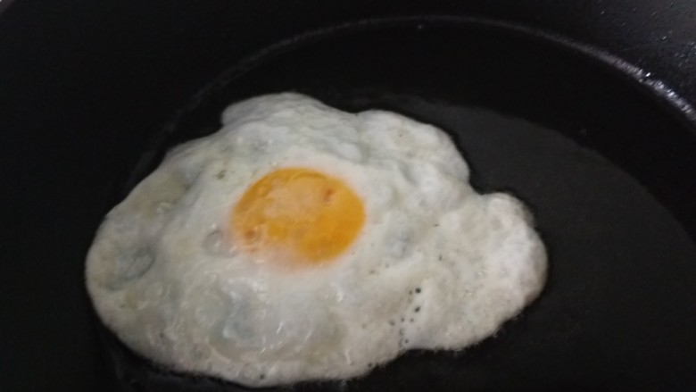 青菜鸡蛋面,煎至两面微熟就可以捞出