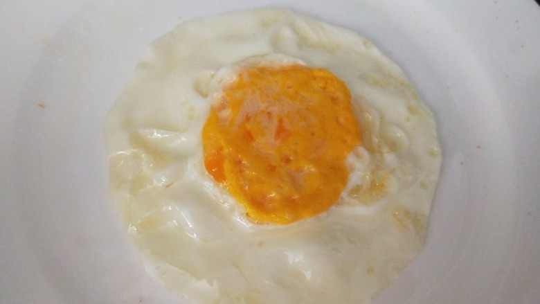 青菜鸡蛋面,把煎好的鸡蛋稍作修饰变成圆形